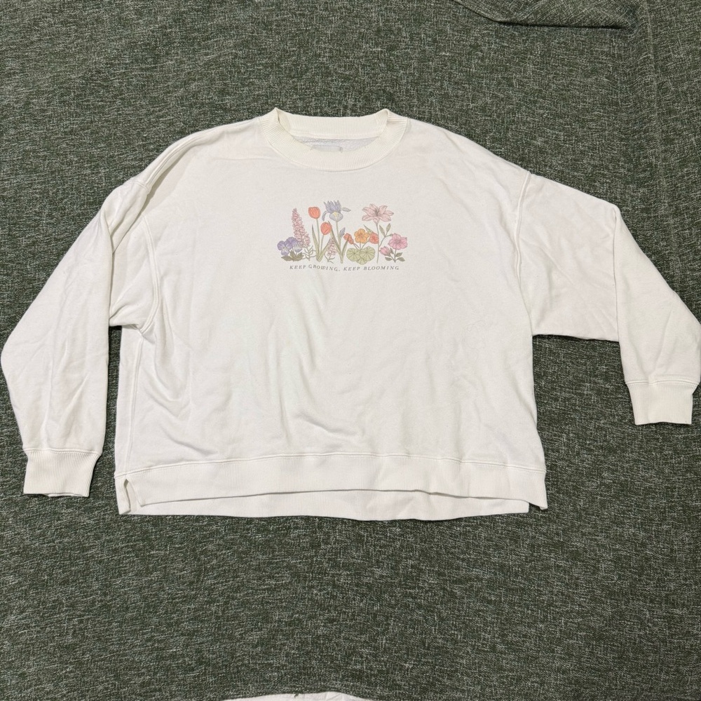 American Eagle Outfitters White Floral Sweatshirt Size M